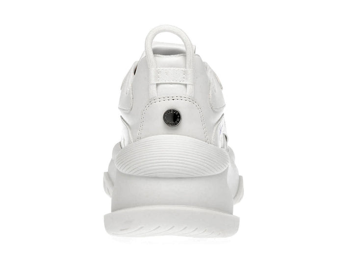 Tenis Steve Madden Bellis en color blanco total con suela gruesa y detalles de malla.