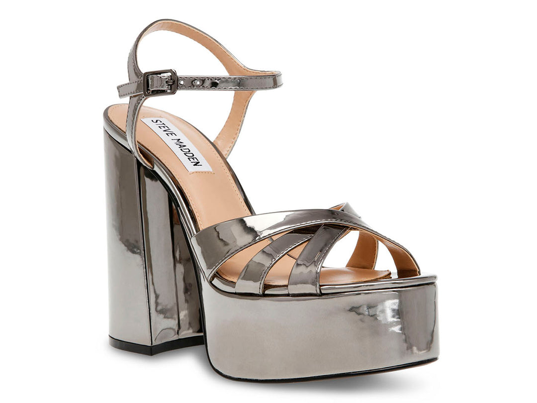 Sandalia de plataforma Steve Madden color plata metálico con tacón grueso y correa al tobillo.