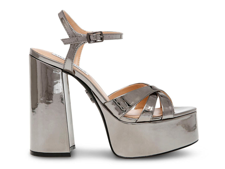 Sandalia de plataforma Steve Madden color plata metálico con tacón grueso y correa al tobillo.