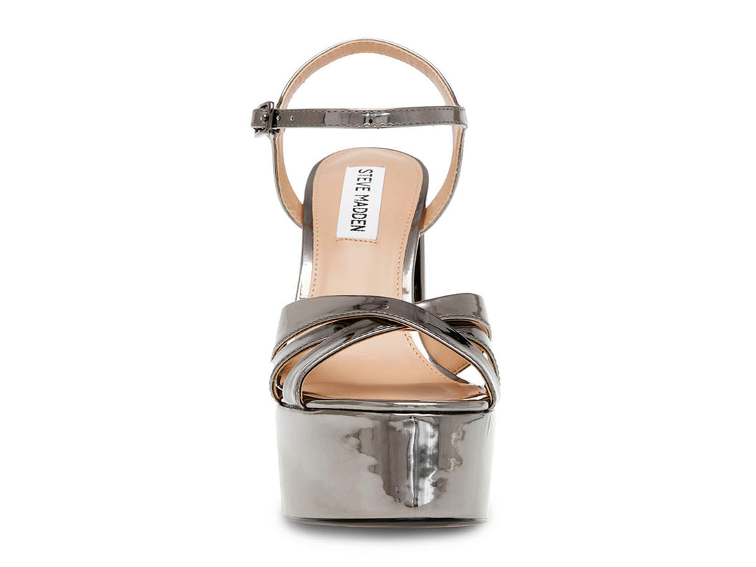 Sandalia de plataforma Steve Madden color plata metálico con tacón grueso y correa al tobillo.