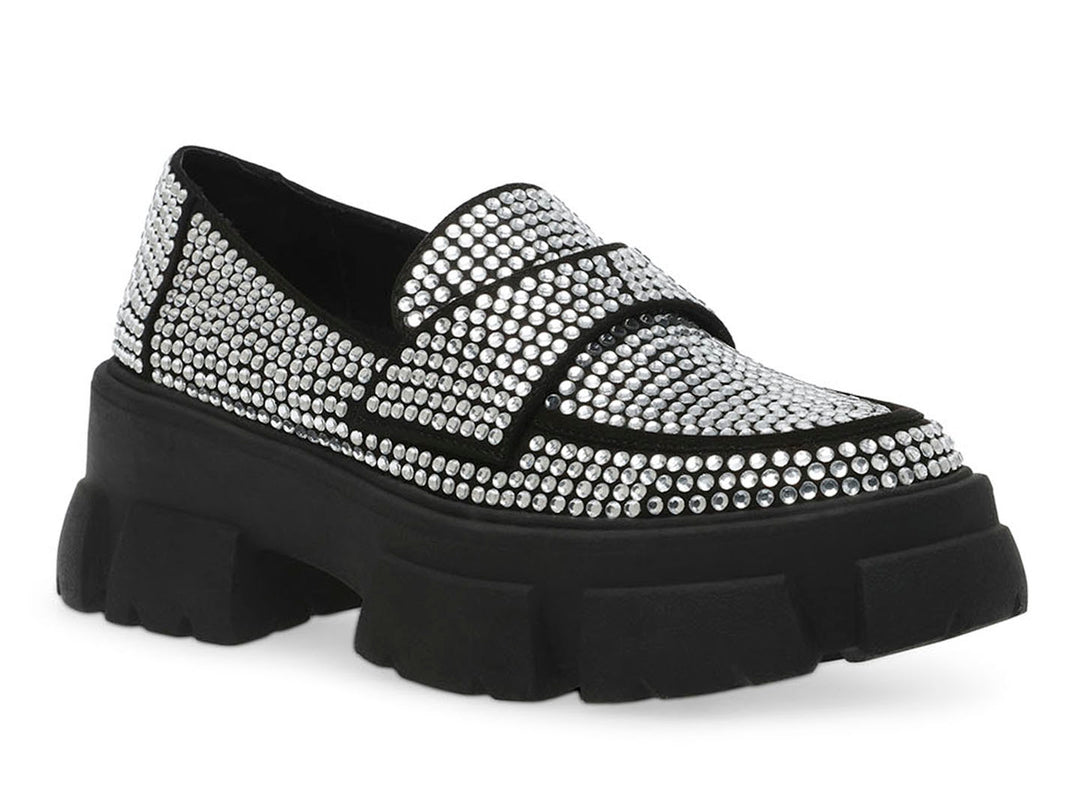 Zapato mocasín Steve Madden negro con plataforma gruesa y superficie cubierta de cristales plateados.