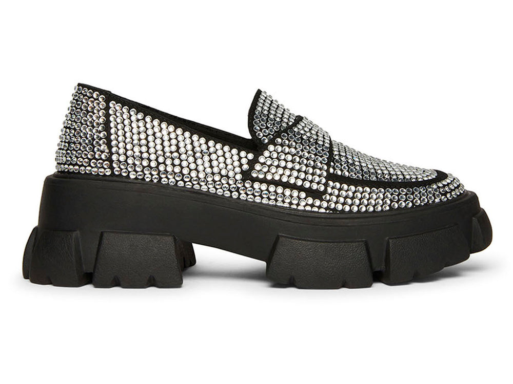 Zapato mocasín Steve Madden negro con plataforma gruesa y superficie cubierta de cristales plateados.