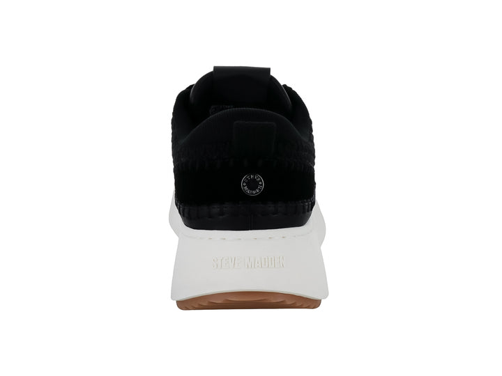 Tenis Steve Madden Double Take en color negro con suela blanca gruesa y base café.