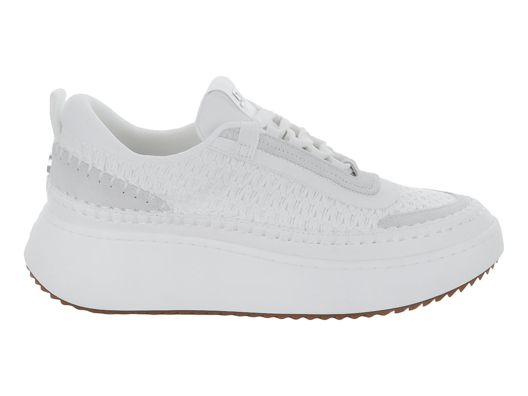 Tenis blancos de plataforma Steve Madden con suela color marrón y detalles texturizados en la parte superior.