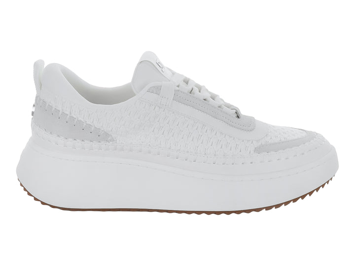 Tenis blancos de plataforma Steve Madden con suela color marrón y detalles texturizados en la parte superior.