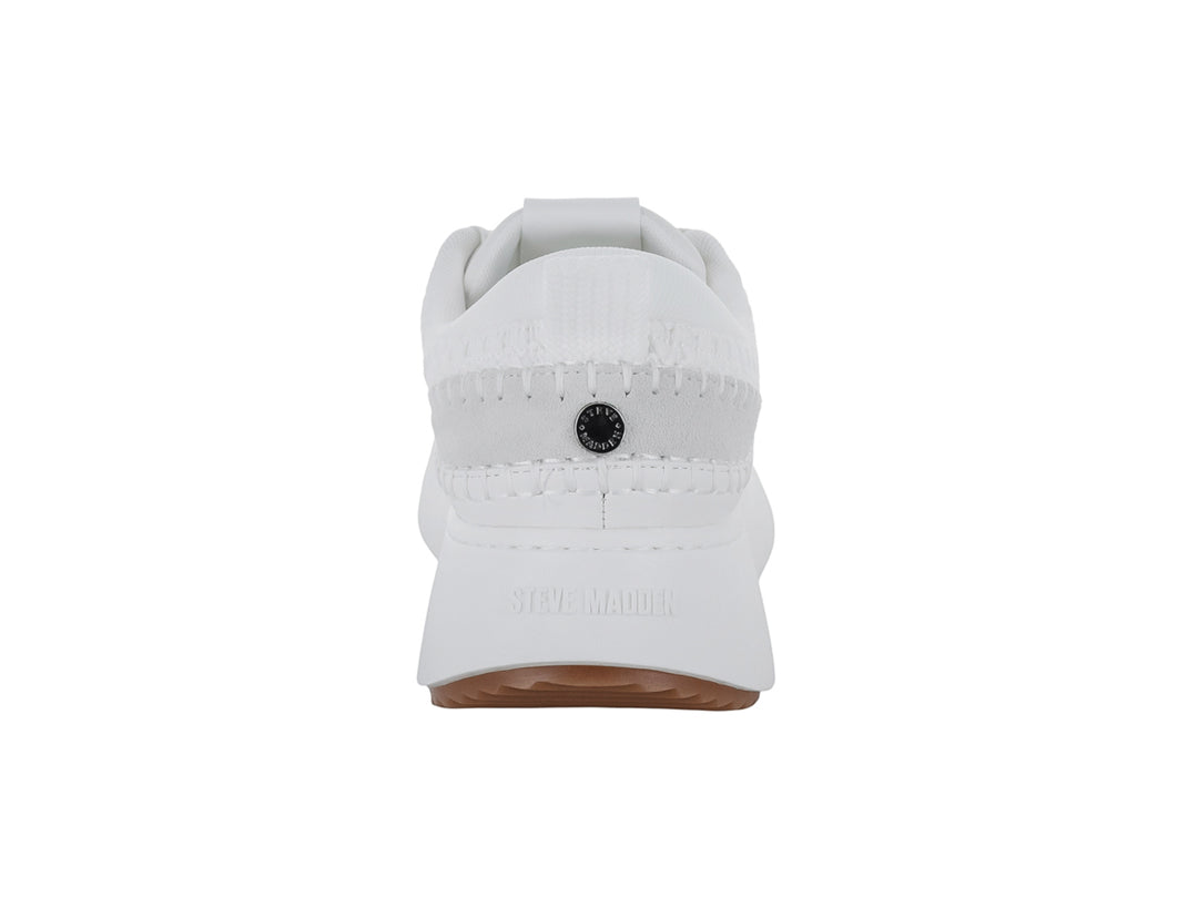 Tenis blancos de plataforma Steve Madden con suela color marrón y detalles texturizados en la parte superior.