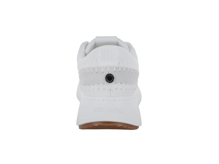 Tenis blancos de plataforma Steve Madden con suela color marrón y detalles texturizados en la parte superior.