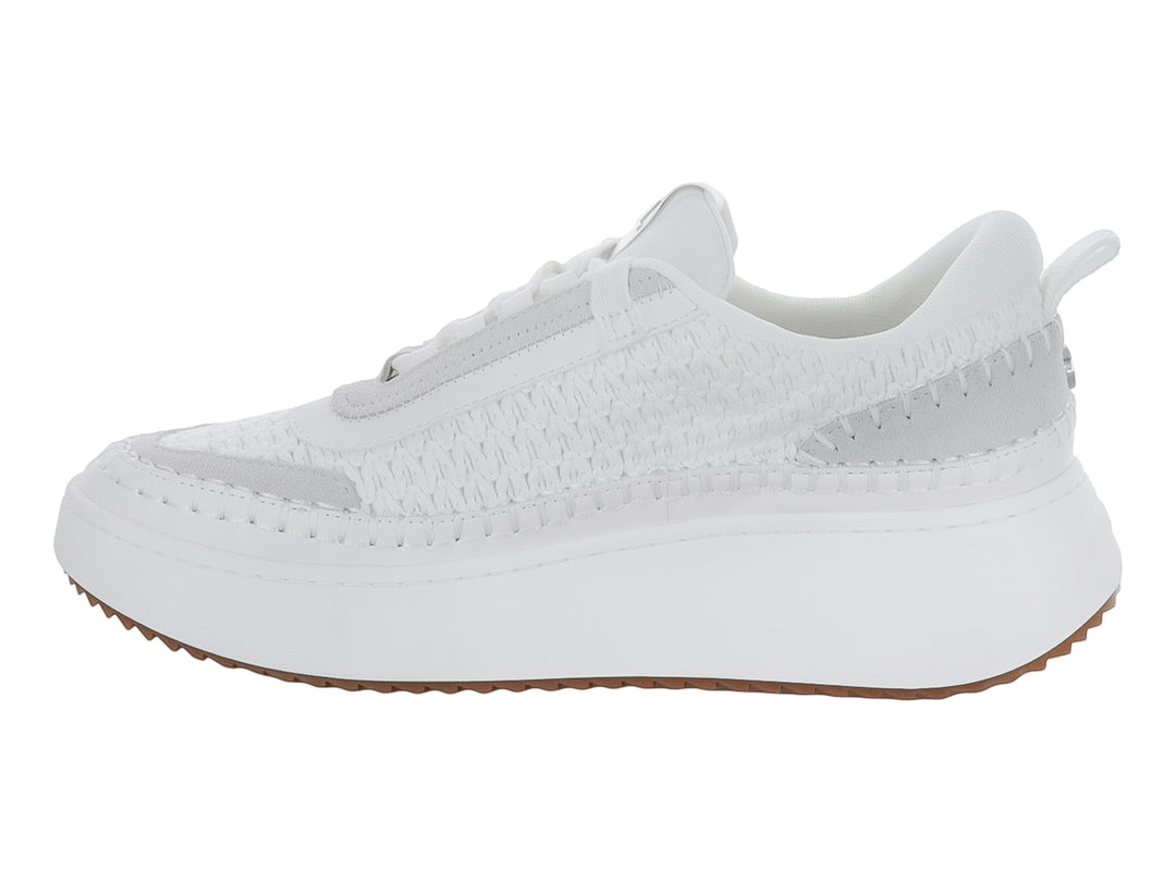 Tenis blancos de plataforma Steve Madden con suela color marrón y detalles texturizados en la parte superior.