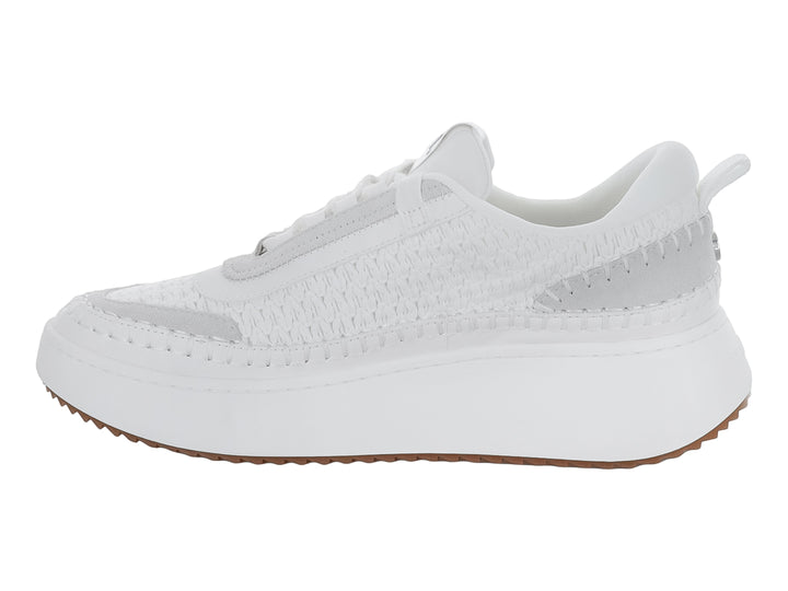 Tenis blancos de plataforma Steve Madden con suela color marrón y detalles texturizados en la parte superior.