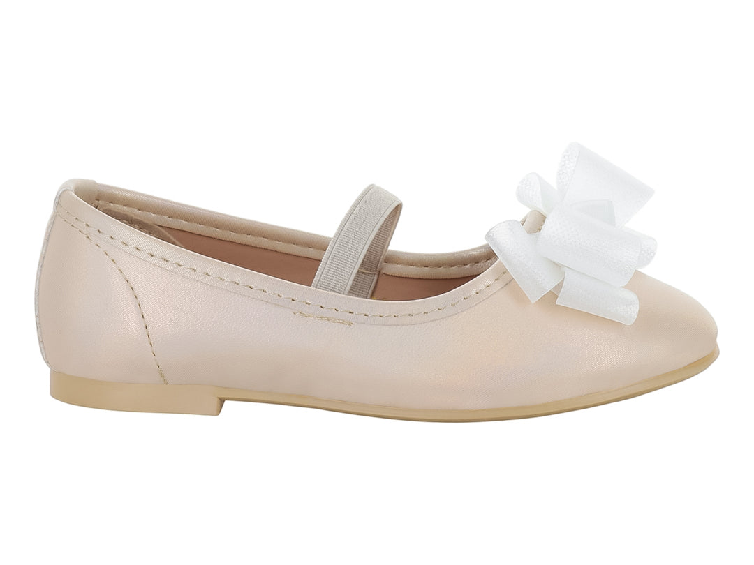 Zapato plano color platina brillante para niña con moño blanco decorativo y correa ajustable.