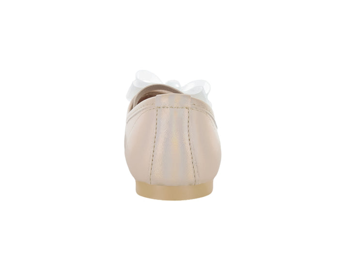 Zapato plano color platina brillante para niña con moño blanco decorativo y correa ajustable.