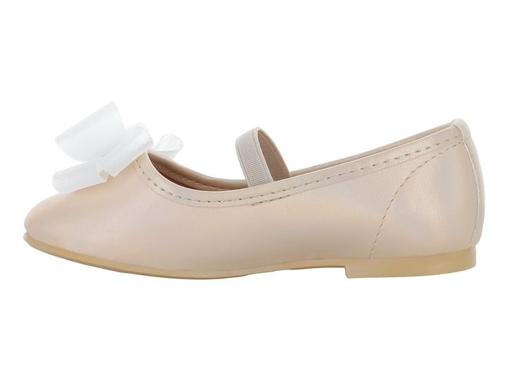 Zapato plano color platina brillante para niña con moño blanco decorativo y correa ajustable.
