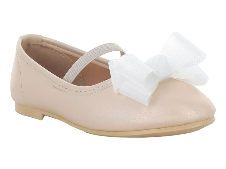 Zapato plano color platina brillante para niña con moño blanco decorativo y correa ajustable.