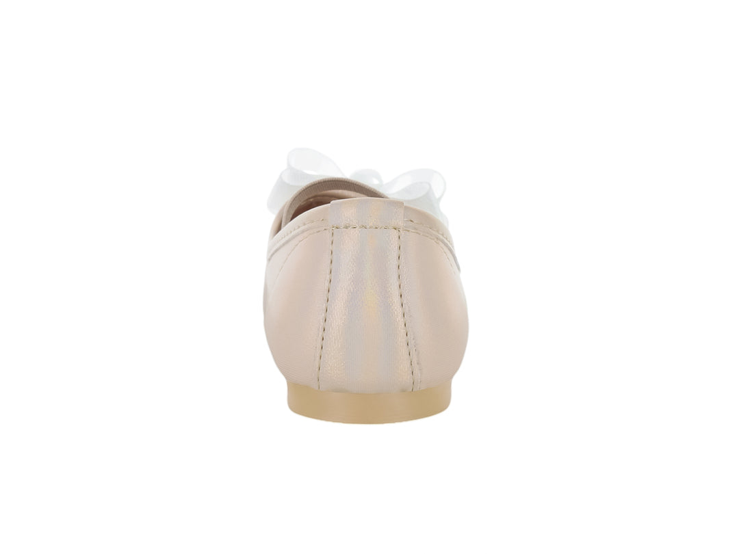 Zapato plano color platina brillante para niña con moño blanco decorativo y correa ajustable.