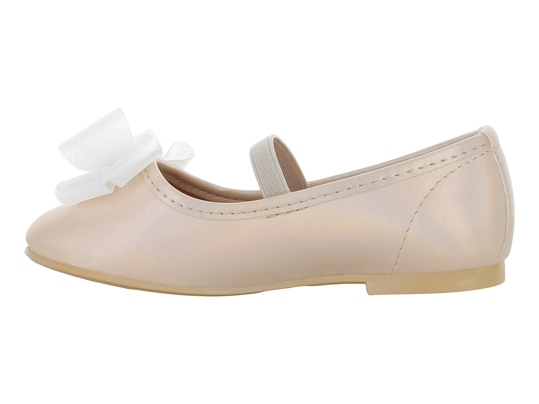 Zapato plano color platina brillante para niña con moño blanco decorativo y correa ajustable.