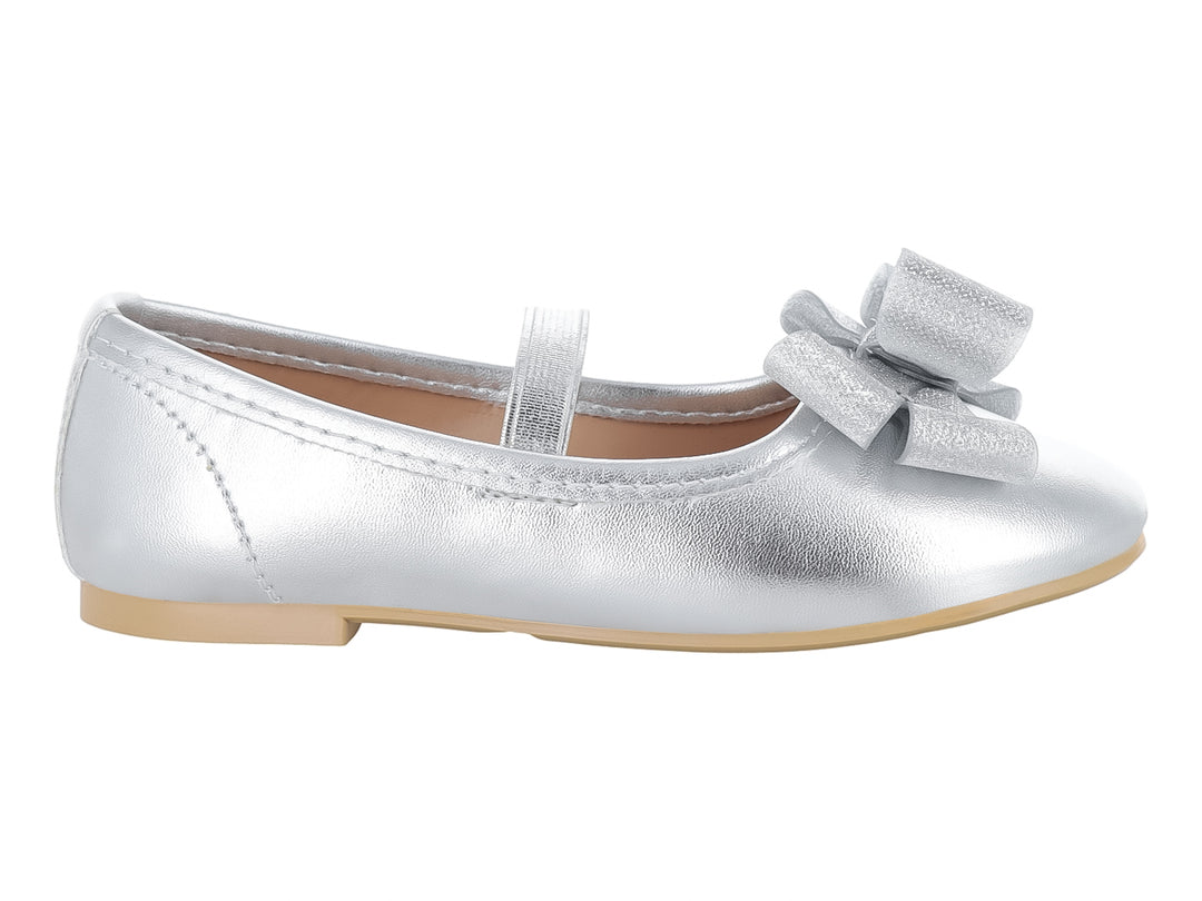 Zapato plano plateado con moño decorativo y correa en el empeine.