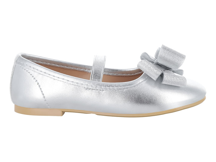 Zapato plano plateado con moño decorativo y correa en el empeine.