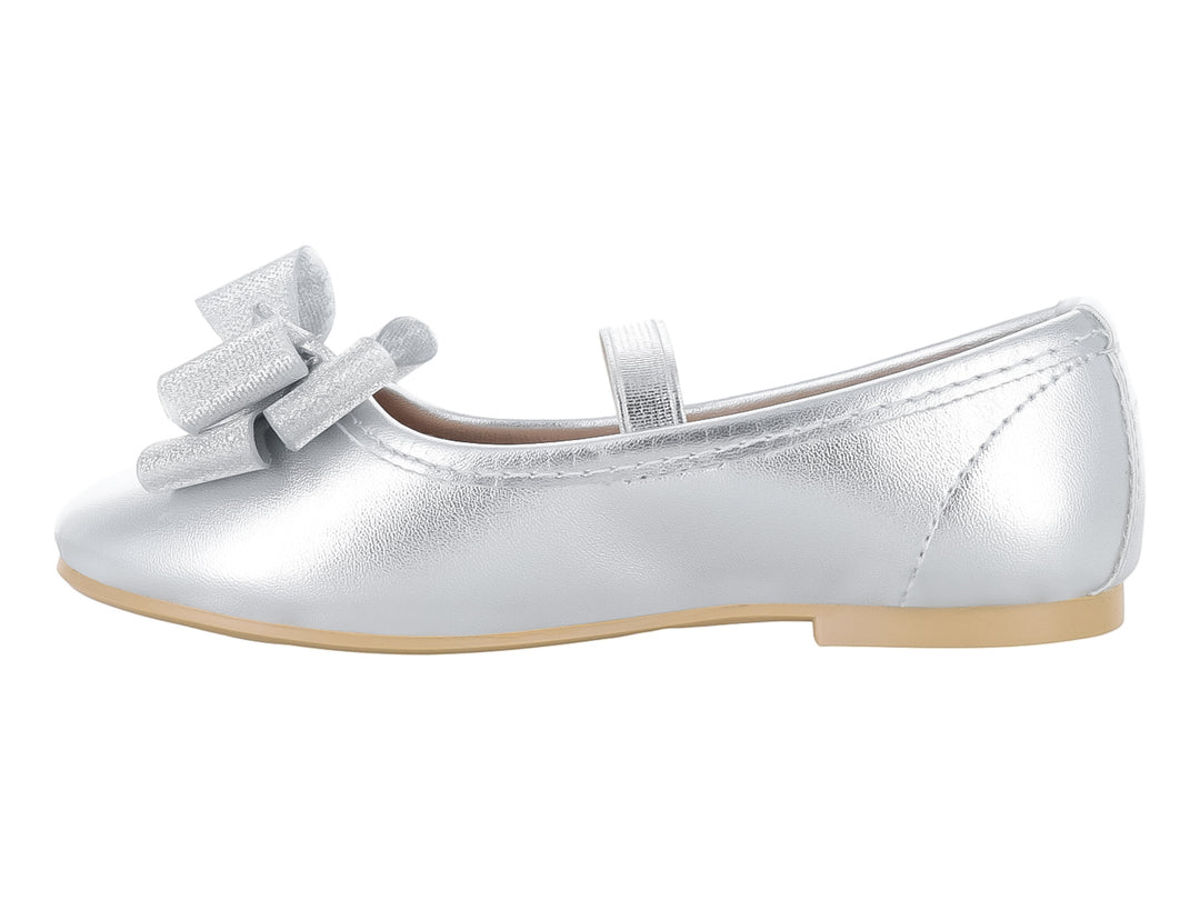 Zapato plano plateado con moño decorativo y correa en el empeine.