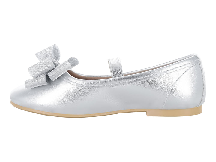 Zapato plano plateado con moño decorativo y correa en el empeine.