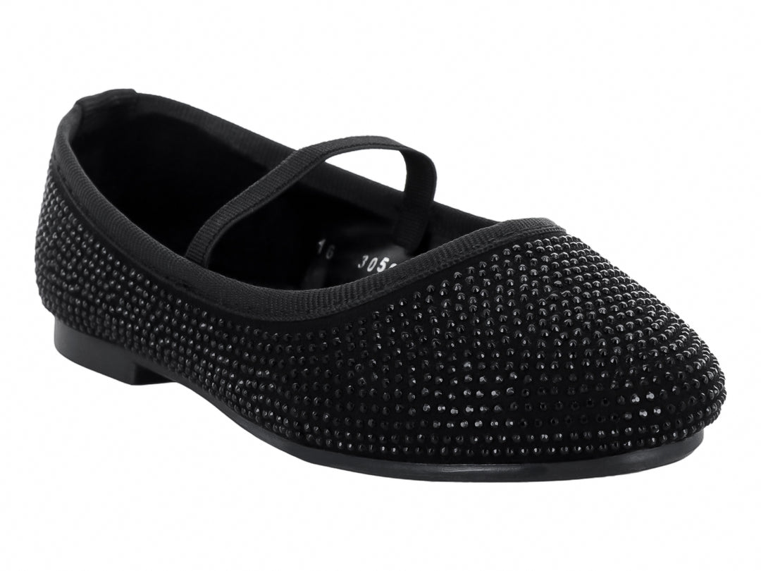 Zapato plano color negro con textura de pequeños relieves y correa superior.