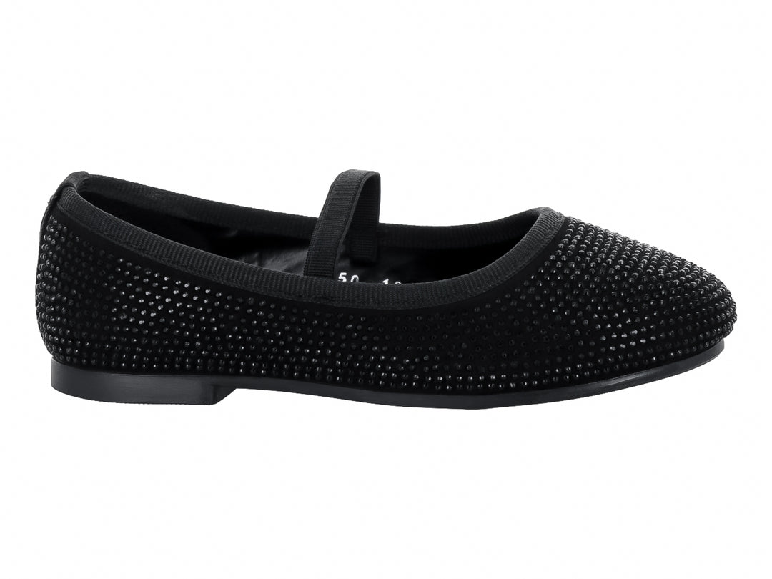 Zapato plano color negro con textura de pequeños relieves y correa superior.