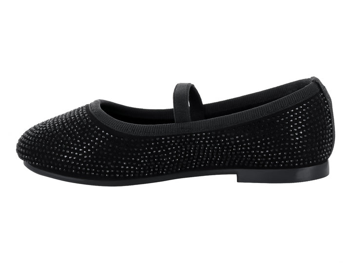 Zapato plano color negro con textura de pequeños relieves y correa superior.