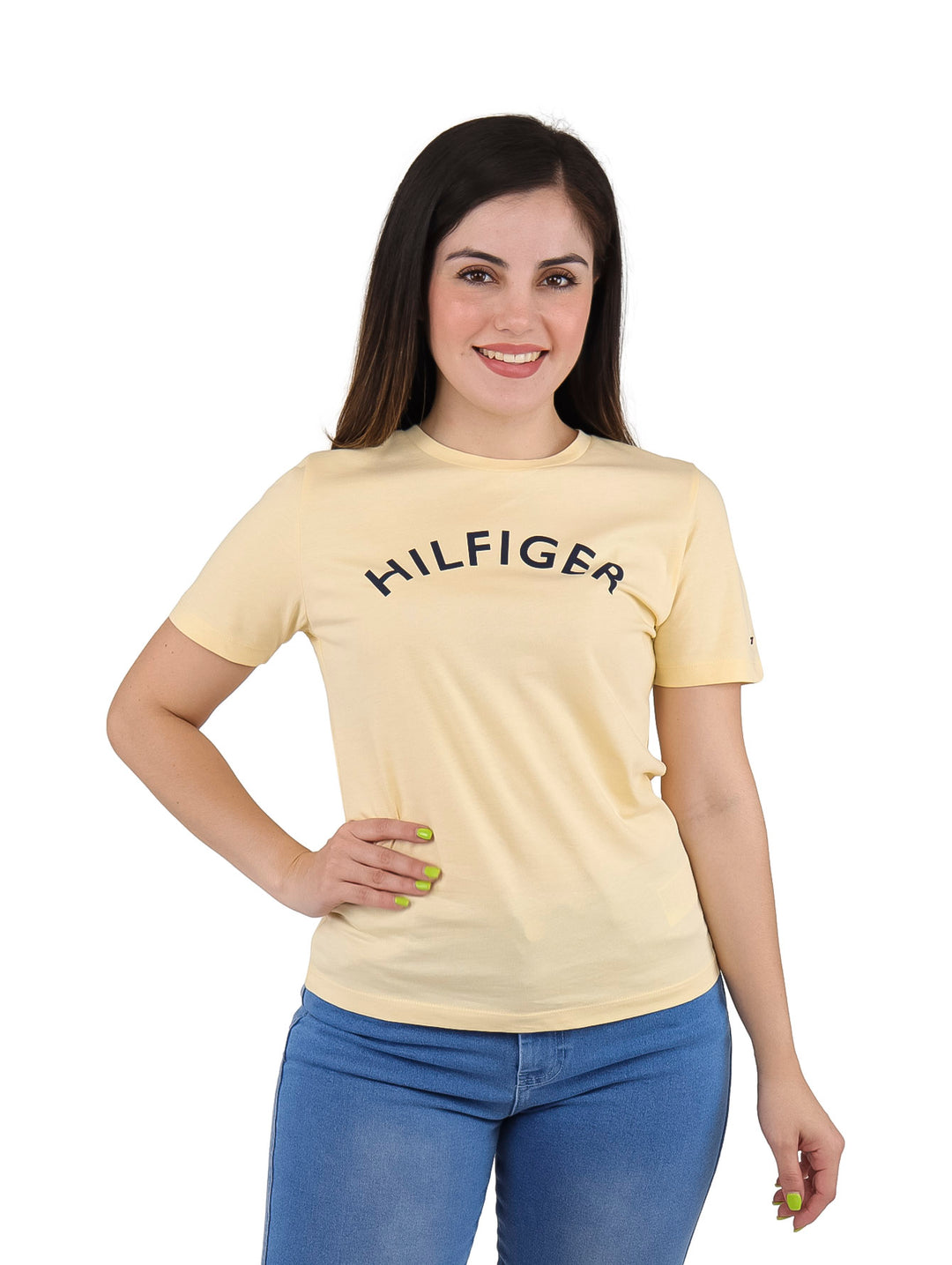 Mujer vistiendo camiseta ajustada color amarillo claro con texto HILFIGER en el pecho.