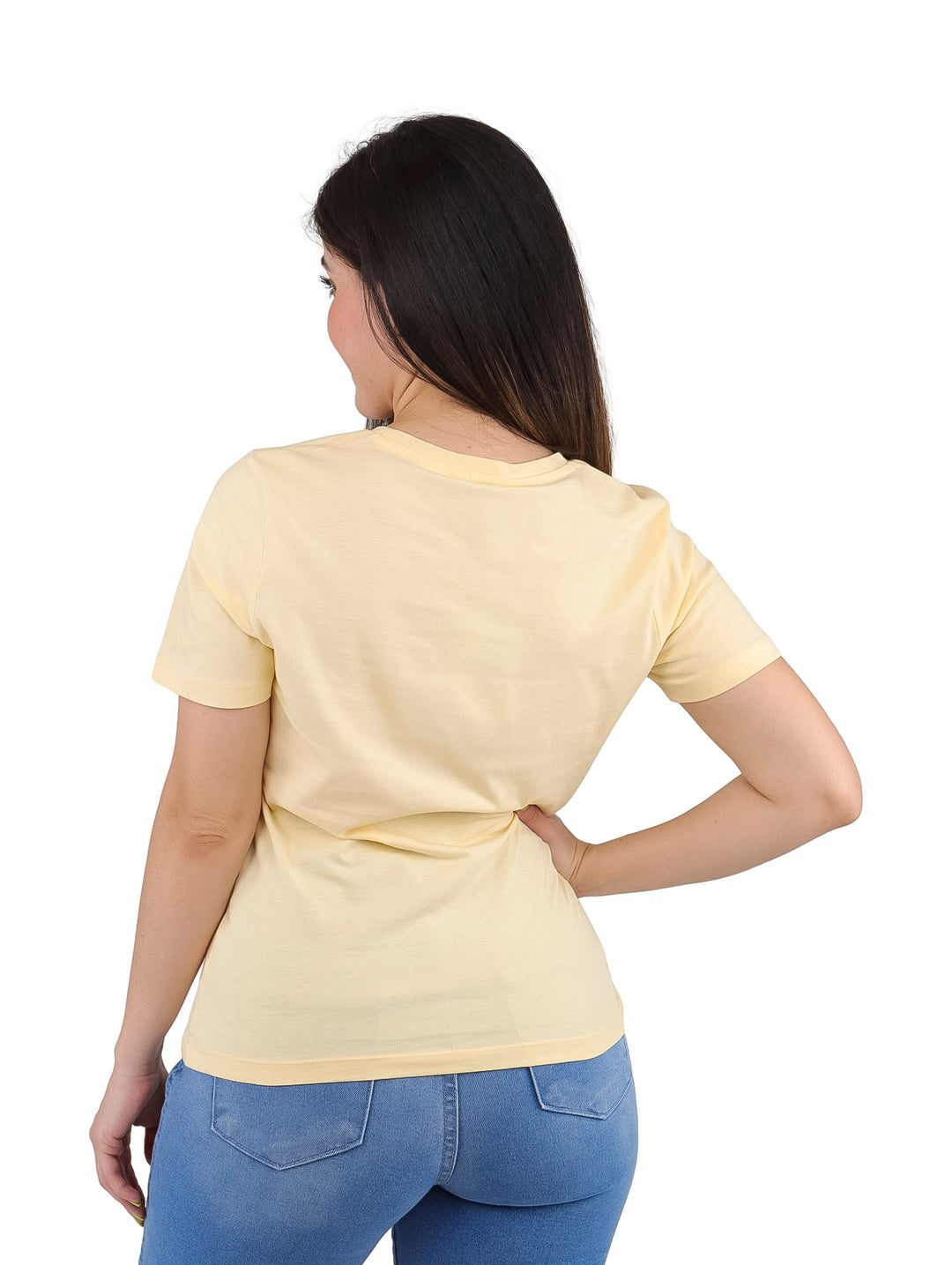 Mujer vistiendo camiseta ajustada color amarillo claro con texto HILFIGER en el pecho.