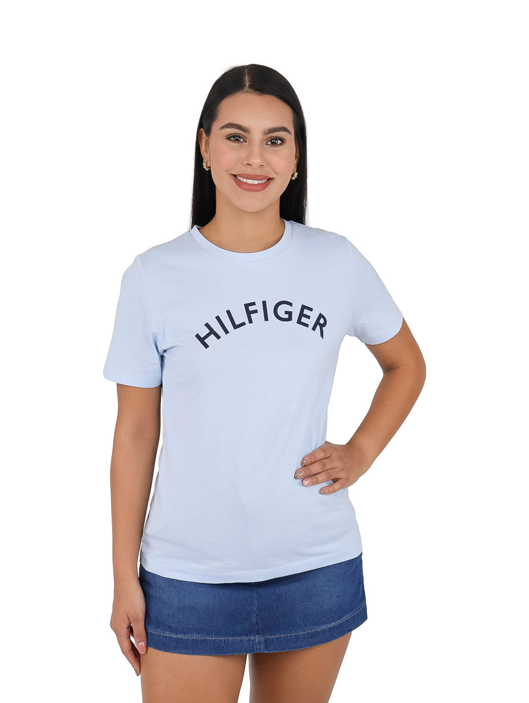Mujer vistiendo playera azul claro de manga corta con la palabra HILFIGER en el pecho.