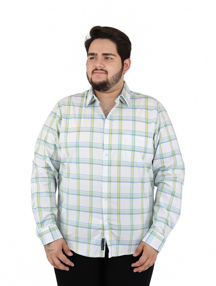 Hombre con camisa blanca de manga larga y estampado de cuadros en tonos claros.