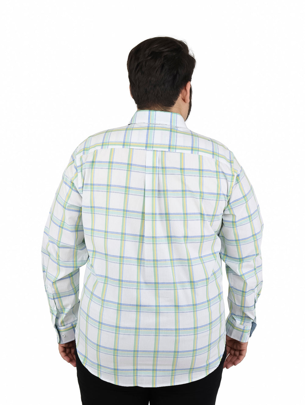 Hombre con camisa blanca de manga larga y estampado de cuadros en tonos claros.