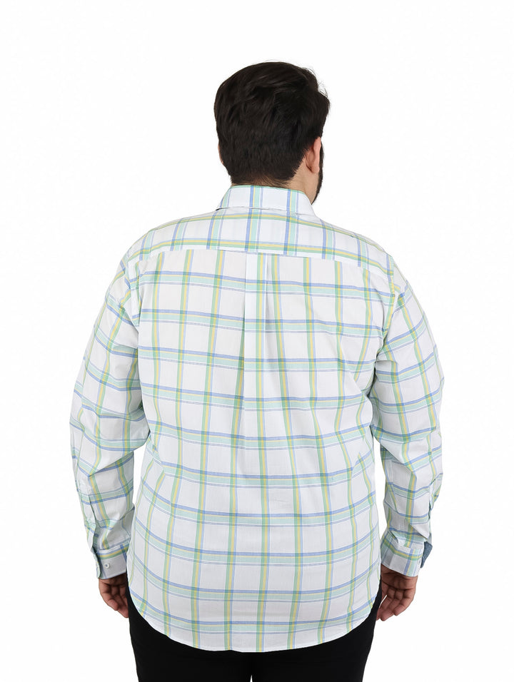 Hombre con camisa blanca de manga larga y estampado de cuadros en tonos claros.