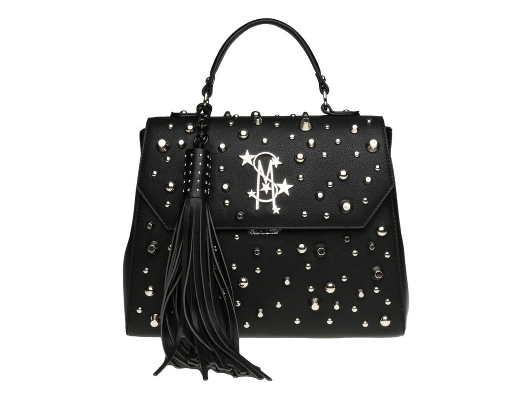 Bolso negro Steve Madden con tachuelas plateadas, logo central y borla decorativa.
