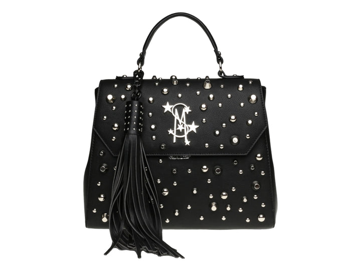 Bolso negro Steve Madden con tachuelas plateadas, logo central y borla decorativa.