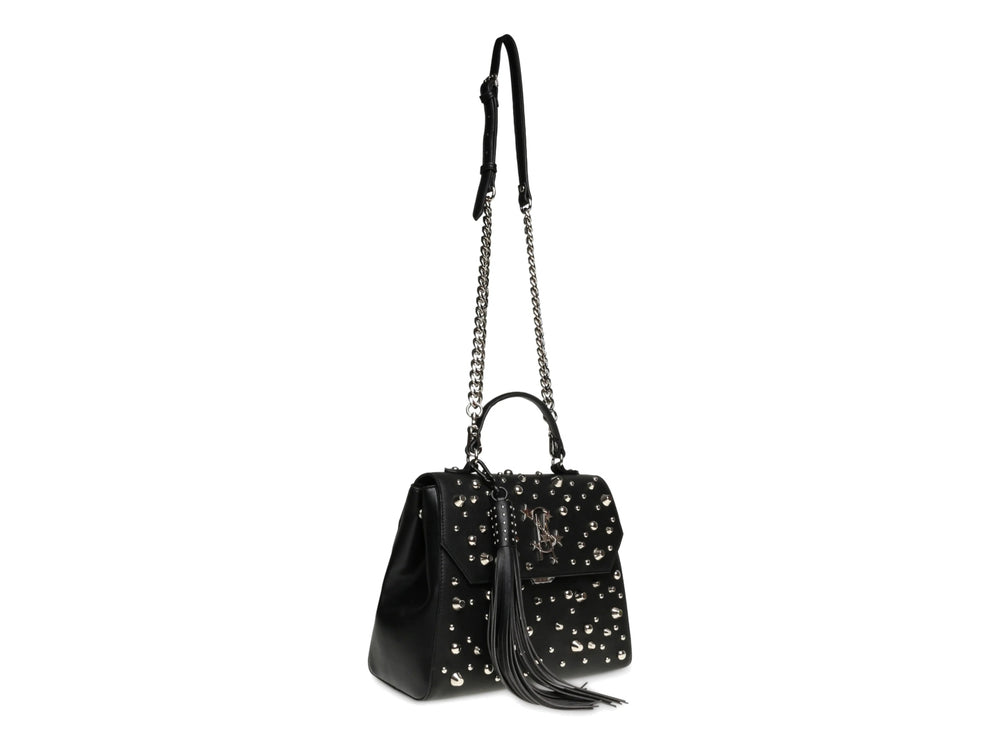 Bolso negro Steve Madden con tachuelas plateadas, logo central y borla decorativa.