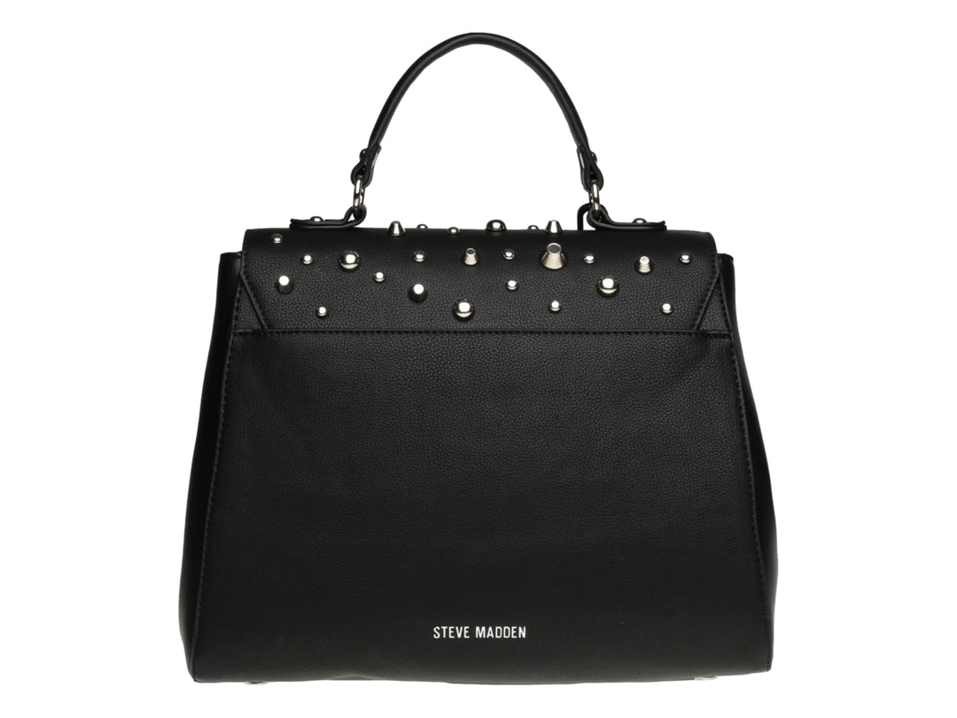 Bolso negro Steve Madden con tachuelas plateadas, logo central y borla decorativa.