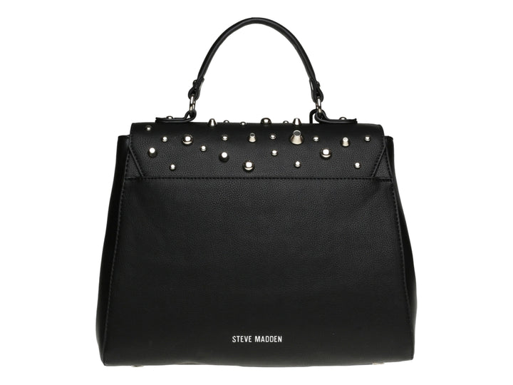 Bolso negro Steve Madden con tachuelas plateadas, logo central y borla decorativa.