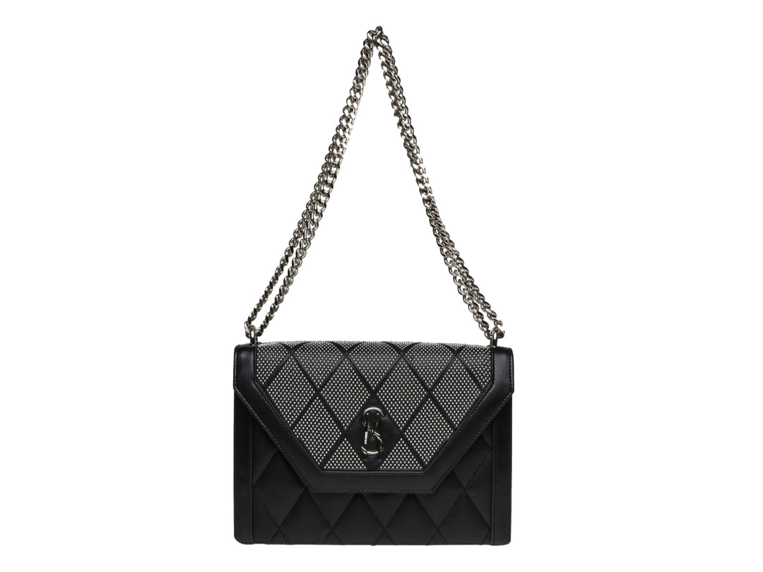 Bolso de hombro Steve Madden color negro y plata con textura acolchada y correa de cadena metálica.