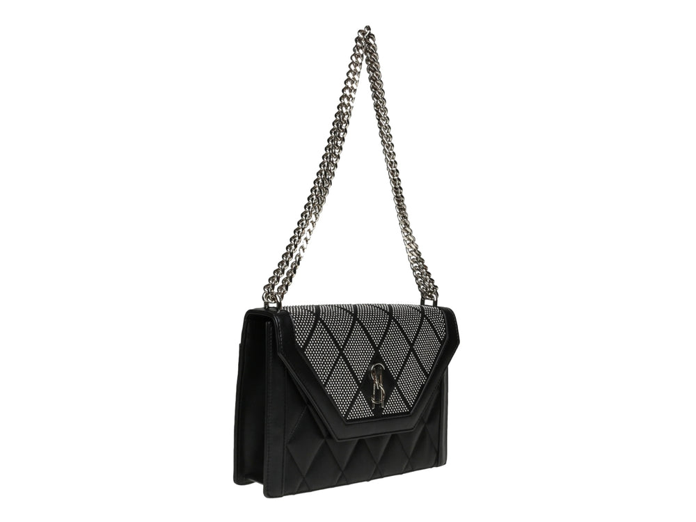 Bolso de hombro Steve Madden color negro y plata con textura acolchada y correa de cadena metálica.
