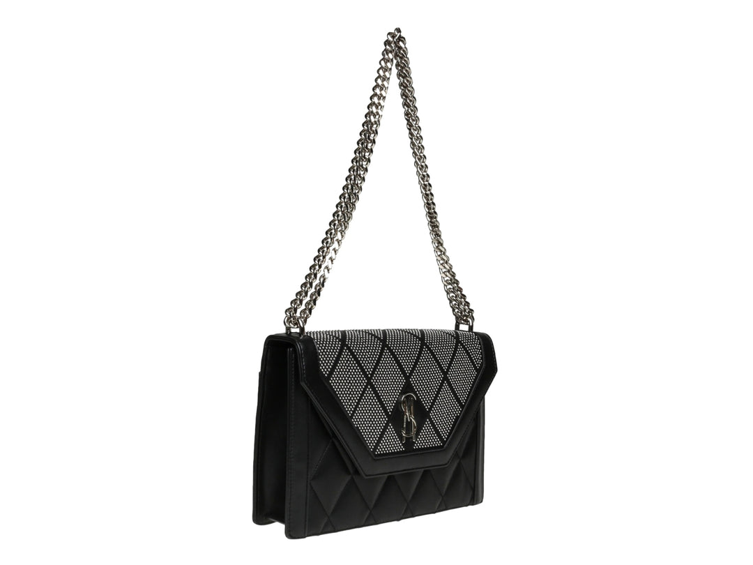 Bolso de hombro Steve Madden color negro y plata con textura acolchada y correa de cadena metálica.
