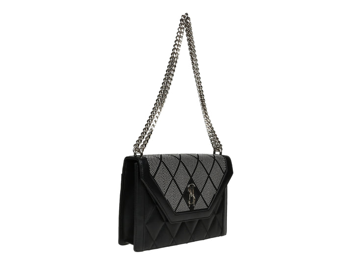 Bolso de hombro Steve Madden color negro y plata con textura acolchada y correa de cadena metálica.