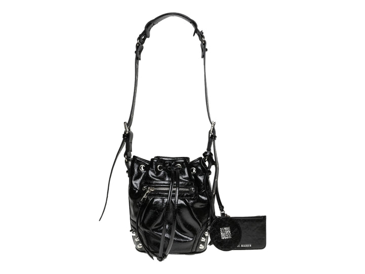 Bolso de hombro Steve Madden color negro brillante con detalles en plata y accesorio colgante.