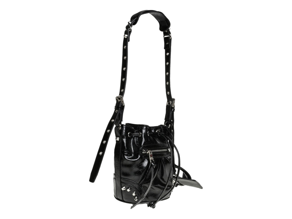 Bolso de hombro Steve Madden color negro brillante con detalles en plata y accesorio colgante.