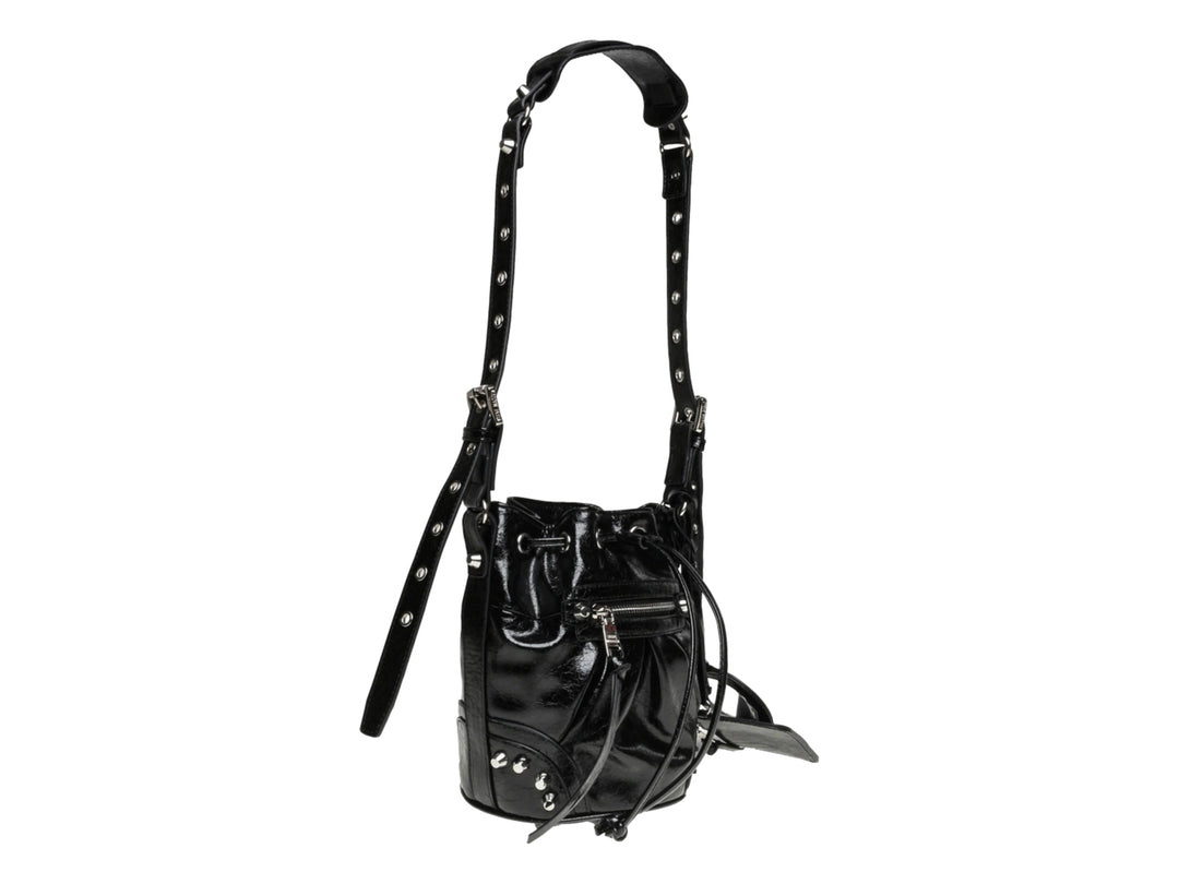 Bolso de hombro Steve Madden color negro brillante con detalles en plata y accesorio colgante.