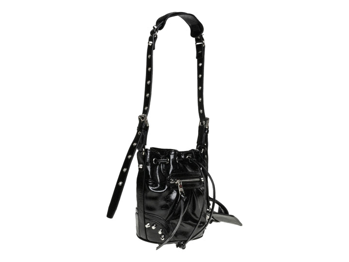 Bolso de hombro Steve Madden color negro brillante con detalles en plata y accesorio colgante.