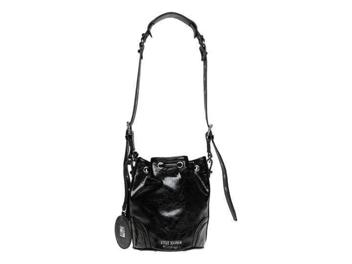 Bolso de hombro Steve Madden color negro brillante con detalles en plata y accesorio colgante.