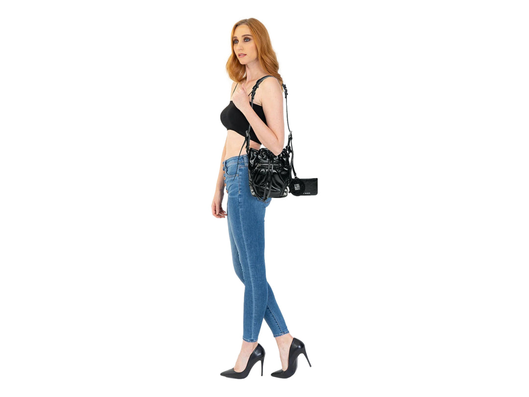 Bolso de hombro Steve Madden color negro brillante con detalles en plata y accesorio colgante.