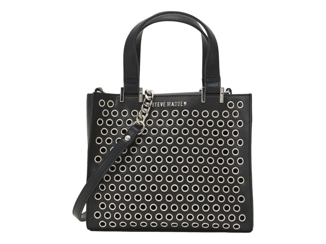 Bolso negro Steve Madden con detalles de ojetes plateados, asas superiores y correa larga ajustable.