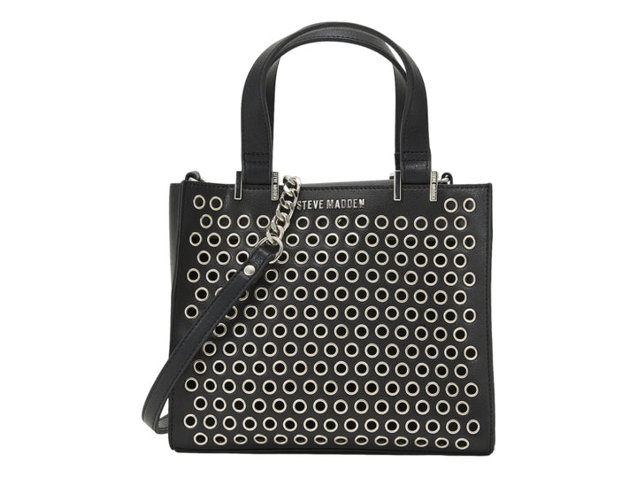 Bolso negro Steve Madden con detalles de ojetes plateados, asas superiores y correa larga ajustable.