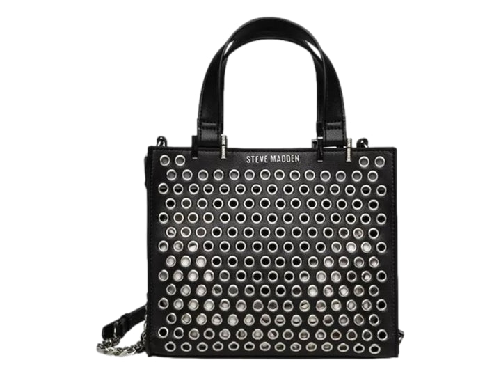 Bolso negro Steve Madden con detalles de ojetes plateados, asas superiores y correa larga ajustable.